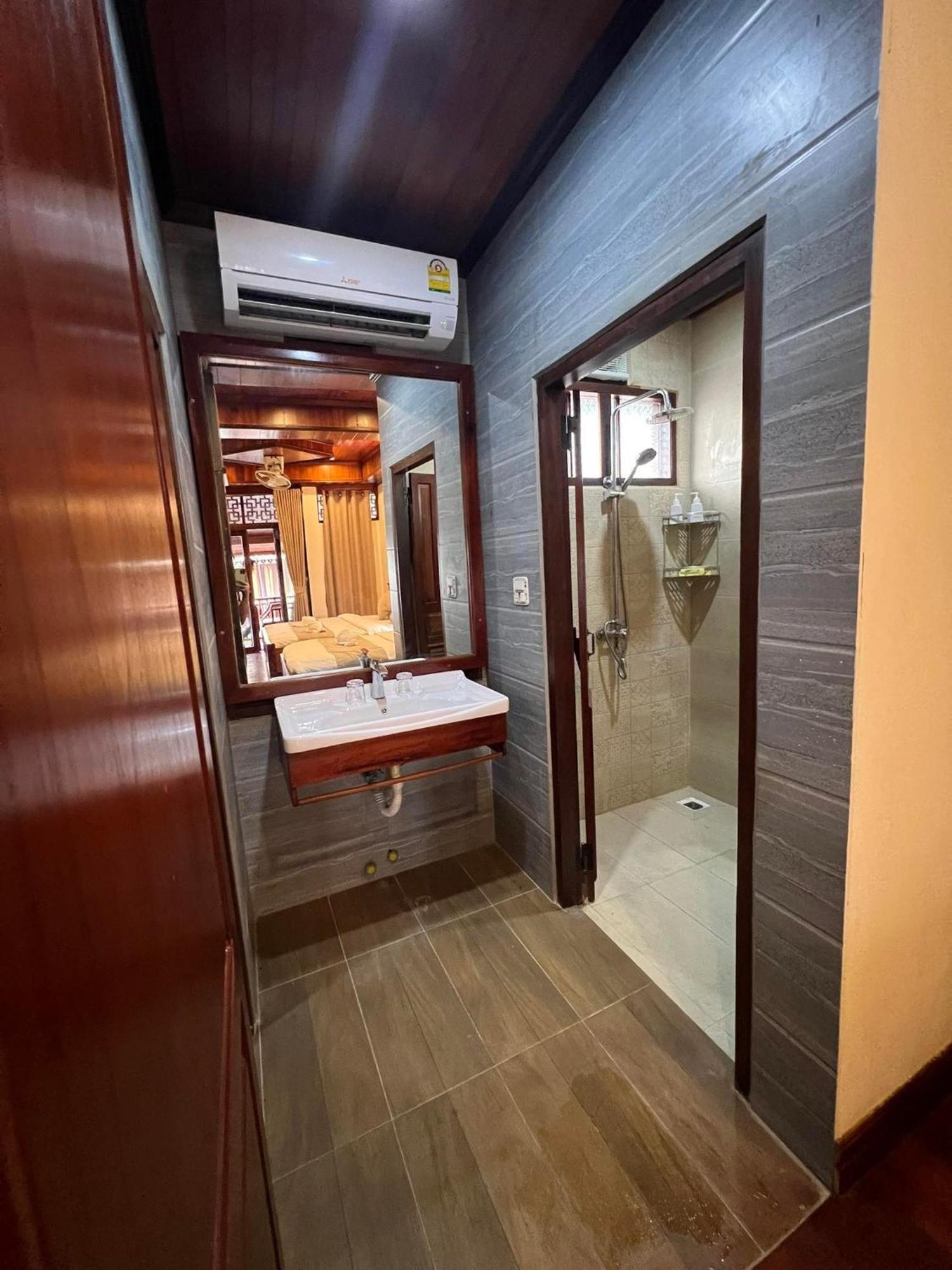לואנג פרבאנג Chaluenxay Boutique Hotel מראה חיצוני תמונה